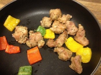 step1: 將里肌肉稍為醃過，沾麵粉炸3分鐘加入甜椒一起炸10秒鐘起鍋瀝油