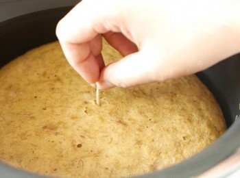 step6: 以電飯煲的蛋糕模式烤60分鐘。烤好後把牙簽插入蛋糕中間抽出，如沒有濕粉漿黏著牙簽就表示蛋糕已熟透了。