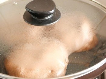 step13: 蓋上，以最小火煎7分鐘。打開，把班戟翻面後立刻蓋上，再以最小火多煎5分鐘。