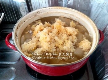 step7: 湯水煲 1 1/2小時後加入雪耳拌勻繼續用慢火煲15分鐘