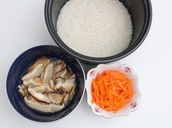 step1: 洗一洗香菇片。再用水浸大半小時。浸菇的水要留起。