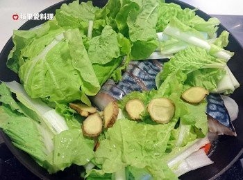 step3: 放入鯖魚、小白菜、薑、米酒續煮。