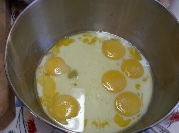 step2: 蛋黃，糖，油，奶一起打至勻，大約兩分鐘，然後將麵粉分三次放入，每一次要攪勻至見不到麵粉為佳。