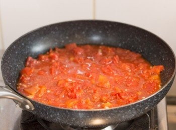 step6: 之後倒入全罐蕃茄粒，直至煮滾