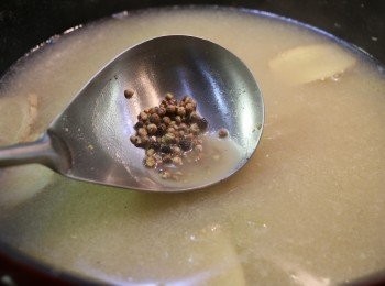 step10: 把胡椒湯包取出，將湯包剪開，取約2茶匙胡椒碎放回湯中再煮開。