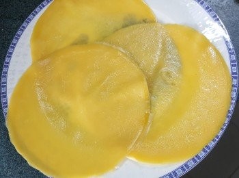 step11: 重複以上動作直至將所有粉漿煎完(約有15塊皮)然後將皮灘凍待用