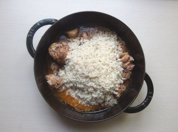 step4: 加入糯米翻炒均勻。