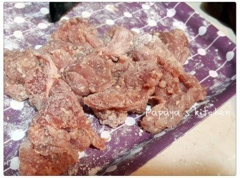 step1: 先將豬柳切絲，用鹽，胡椒粉醃肉，醃半小時， 豬柳和生粉撈均，生粉薄薄咁沾上去就得，唔好太厚粉