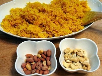 step2: 薑黃飯做法，如一般煮飯做法一樣，只要多加一小匙的薑黃粉一起煮， 飯就會黃黃的。