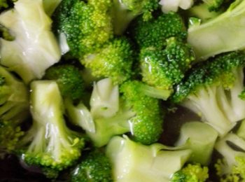 step3: 鍋裡燒水，水開后下西蘭花灼下水至8成熟。