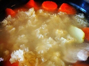 step5: 加入雪耳再煲一小時，下鹽調味即成。