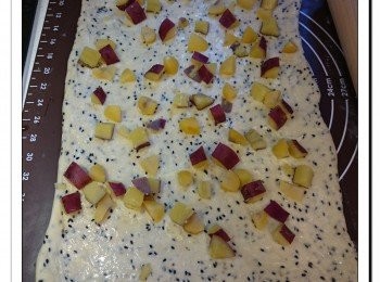 step4: 將麵團輕輕按壓排出空氣, 擀成24X45cm的長方形。在麵團表面塗一層薄牛油 (做層次分明的麵包卷)。放上蕃薯粒及栗子粒。