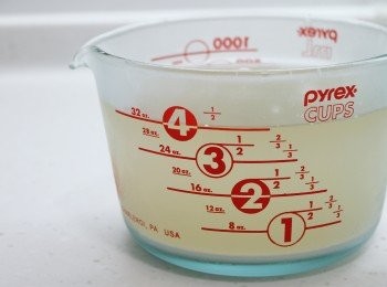 step4: 待個6小時後白色的粉末會沉到量杯的底部，麥芽水變成微金黃色。