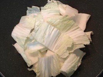 step5: 下白菜梗炒軟。