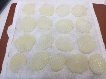 step4: 將已浸的薯片一塊一塊地放在毛巾上,然後再用廚房紙印乾水份.