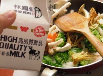 step6: 倒入少許鮮奶加熱，讓<span class="group_1">食材</span>吸收