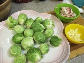 step1: 小椰菜沖洗，煲熱水，水滾後加入小椰水煮4-5分鐘至軟身，很瀝乾泡入有冰的水中一會，再瀝乾備用，煙肉切碎，蒜頭切碎備用(可不加)