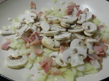 step5: 再下蘑菇片拌炒