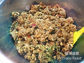 step2: 把所有濕材料加入乾材料中，並完全混合。