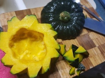 step6: 日本南瓜仔切去頂部份,挖去中間籽不要,但不要挖穿底部(可切花邊做裝飾)