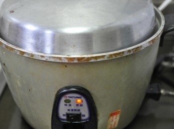 step1: 先將馬鈴薯與地瓜分開裝在小鍋中放入電鍋蒸熟並放涼