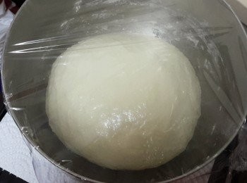 step3: 在枱上淋少許橄欖油，將麵糰放在枱上，搓八至十分鐘。然後將麵糰放入塗有橄欖油的碗內，用保鮮紙封口，靜置一至兩小時至麵糰發酵脹大兩倍
