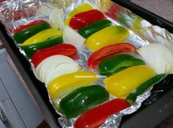 step1: 1） 椒切片，掃小許橄欖油在表面, 排在已掃油的焗盤上