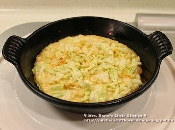 step6: 以中火預熱煎鍋, 加入食油加熱至出煙, 倒入麵糊, 用中火煎香, 轉小火煎至底部呈金黃色