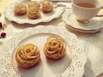 step9: 出爐後放涼, 再撒上少許糖粉做裝飾, 搭配上Hola美麗的杯盤組就完成囉！