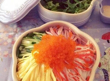 step7: 最後將所有材料鋪放係冷麵上, 淋上醬汁便可享用