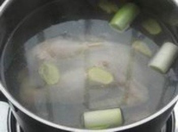 step6: 涼透後撈出瀝水，在雞身外面塗抹一層芝麻油，這樣整隻雞看上去更加潤澤、顏色也更黃嫩,然後把雞斬成小塊