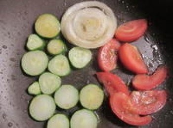 step5: 原鍋利用煎雞肉逼出來的油(不夠可再加一些油或不加),放入小黃瓜.洋蔥.蕃茄稍拌炒,可灑一點點塩調味盛起備用