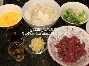 step4: 發勻蛋1隻，切蒜蓉，將大蒜切粒。
