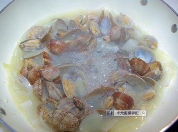 step3: 湯滾起10分鐘後，把整包小魚乾取出，加入蜆，關蓋煮至蜆殼全開，續煮多1分鐘，關火，放入蔥花、麻油(香油)和黑胡椒即成。(蜆肉本身有很濃的海水味，不用再放鹽哦！)