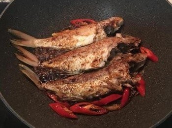 step4: 醬油+糖+水混合，延鍋邊倒入熗煮一下，放入辣椒一起燒。