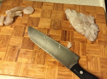 step1: 蝦仔洗淨去殼去膠, 用刀打一下壓平