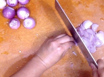 step4: 紅蔥頭去皮去頭尾切碎