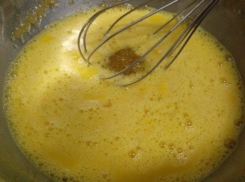 step2: 蜜糖與幼糖混合，再加入蛋液拌勻