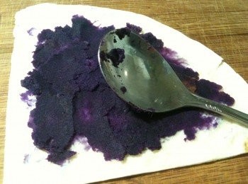 step3: 用小湯匙挖取步驟1的地瓜，放在步驟2的餅皮上，用小湯匙的匙背將地瓜壓成地瓜泥。