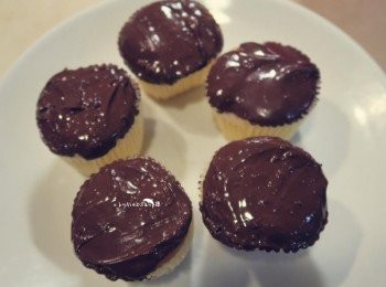 step4: 均勻抹上杯子蛋糕