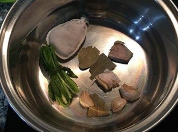 step4: 湯鍋裡放入辛香料,再放入煎好的牛膝。