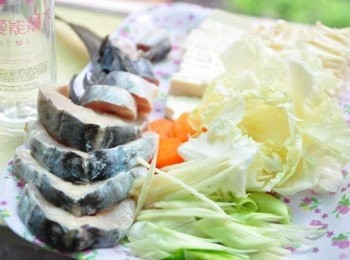 step1: 將鱘魚肚肉切片、其他<span class="group_1">食材</span>備妥切絲切片