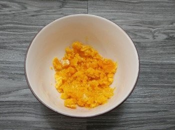 step1: 鹹蛋黃蒸熟用叉搗爛備用