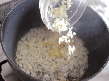 step6: 炒大蒜、生薑與香菜根→放入大蒜、生薑與香菜根，注意不要燒焦一邊慢慢轉動鍋子，直到全部呈淺褐色。