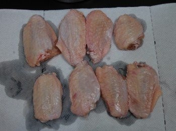 step1: <a href="https://bit.ly/3zHU5V3" target="_blank" data-keyword="雞中翼" class="guide-link"><strong>雞中翼</strong></a> <span style="display:inline-block;vertical-align:middle;margin-top:-3px;color:initial;border-radius:3px;padding:2px 3px;font-size:12px;line-height:14px;background:#87d300;color:#fff;">即買</span> 洗淨抹乾