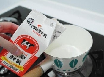 step2: 將光泉鮮乳倒入鍋中~使用小火即可:)