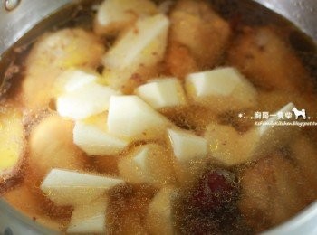 step4: 起鍋前再將山藥削皮，切成喜歡的大小放入鍋中以大火煮滾後關火，即可盛碗上桌囉!