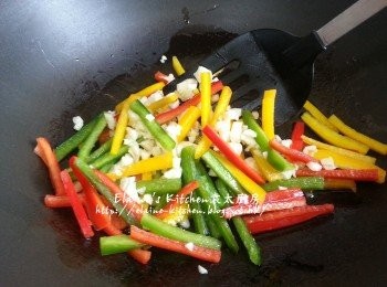 step6: 燒紅鑊 , 將蒜粒及三色椒放入鑊中爆香