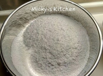 step1: 低筋粉，糖霜，鹽先過篩。