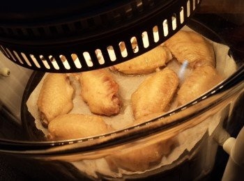 step4: 光波爐205度預熱10分鐘低架，<a href="https://bit.ly/3zHU5V3" target="_blank" data-keyword="雞翼" class="guide-link"><strong>雞翼</strong></a> <span style="display:inline-block;vertical-align:middle;margin-top:-3px;color:initial;border-radius:3px;padding:2px 3px;font-size:12px;line-height:14px;background:#87d300;color:#fff;">即買</span> 面向上，波16分鍾,反轉再波5分鐘，打開光波爐，倒掉<a href="https://bit.ly/3zHU5V3" target="_blank" data-keyword="雞翼" class="guide-link"><strong>雞翼</strong></a> <span style="display:inline-block;vertical-align:middle;margin-top:-3px;color:initial;border-radius:3px;padding:2px 3px;font-size:12px;line-height:14px;background:#87d300;color:#fff;">即買</span> 油.